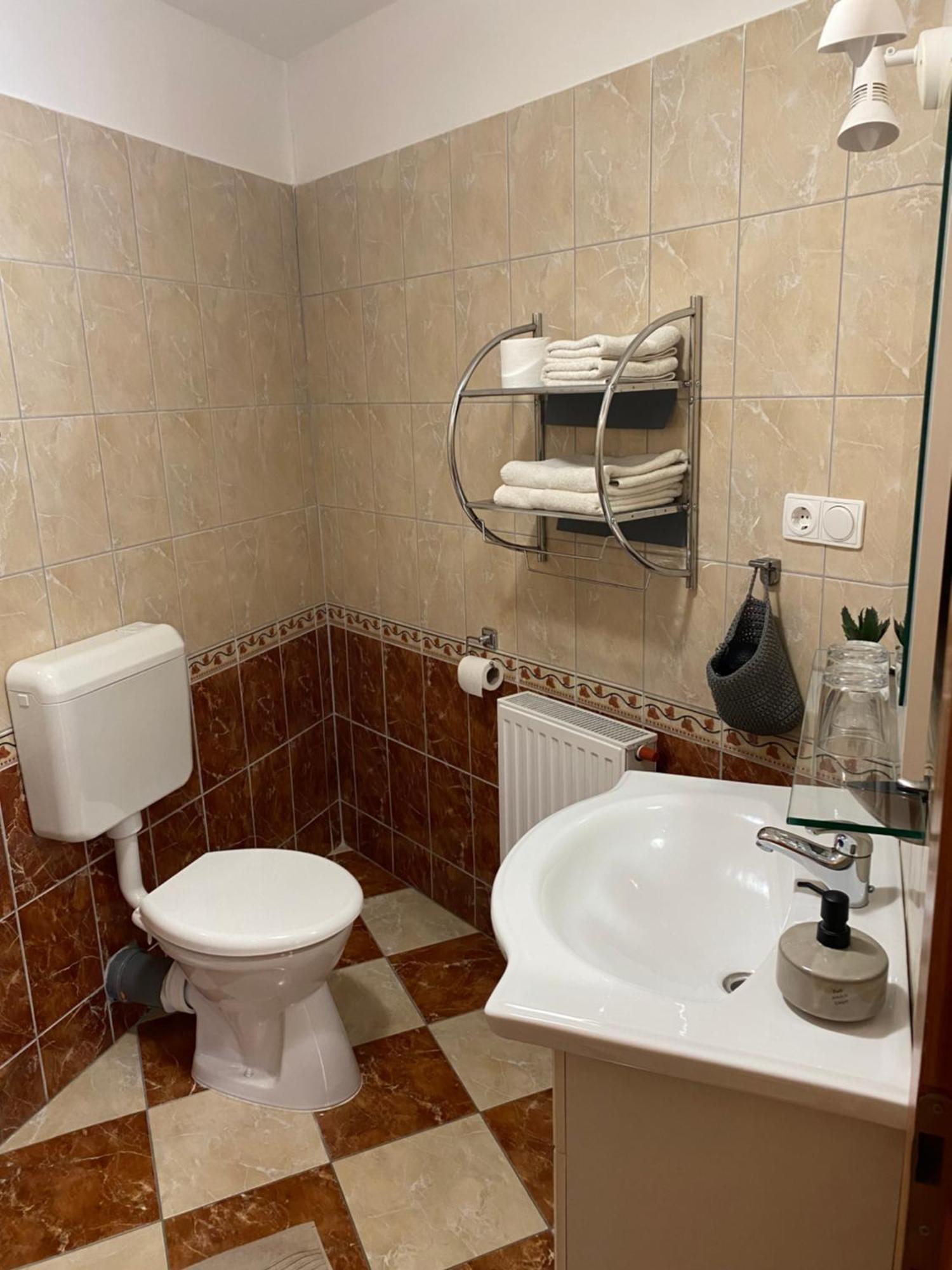 Ambrozia Guesthouse 瑙吉考尼饶 外观 照片